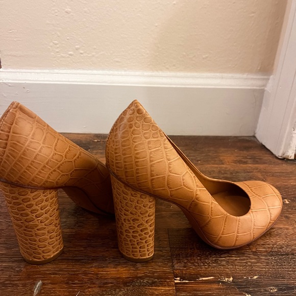 Tory Burch High Heels Pump, size 7 - Picture 4 of 9
